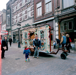 846384 Afbeelding van een orgelman met een draaiorgel in de Steenweg te Utrecht.